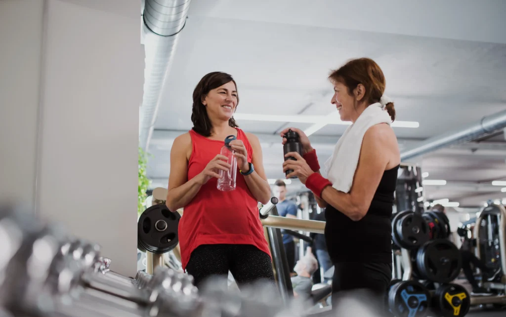 Gens de plus de 40 ans s’entraînant au gym PN Fitness à Saint-André-Avellin, dans la Petite-Nation, pour préserver leur santé et leur vitalité.