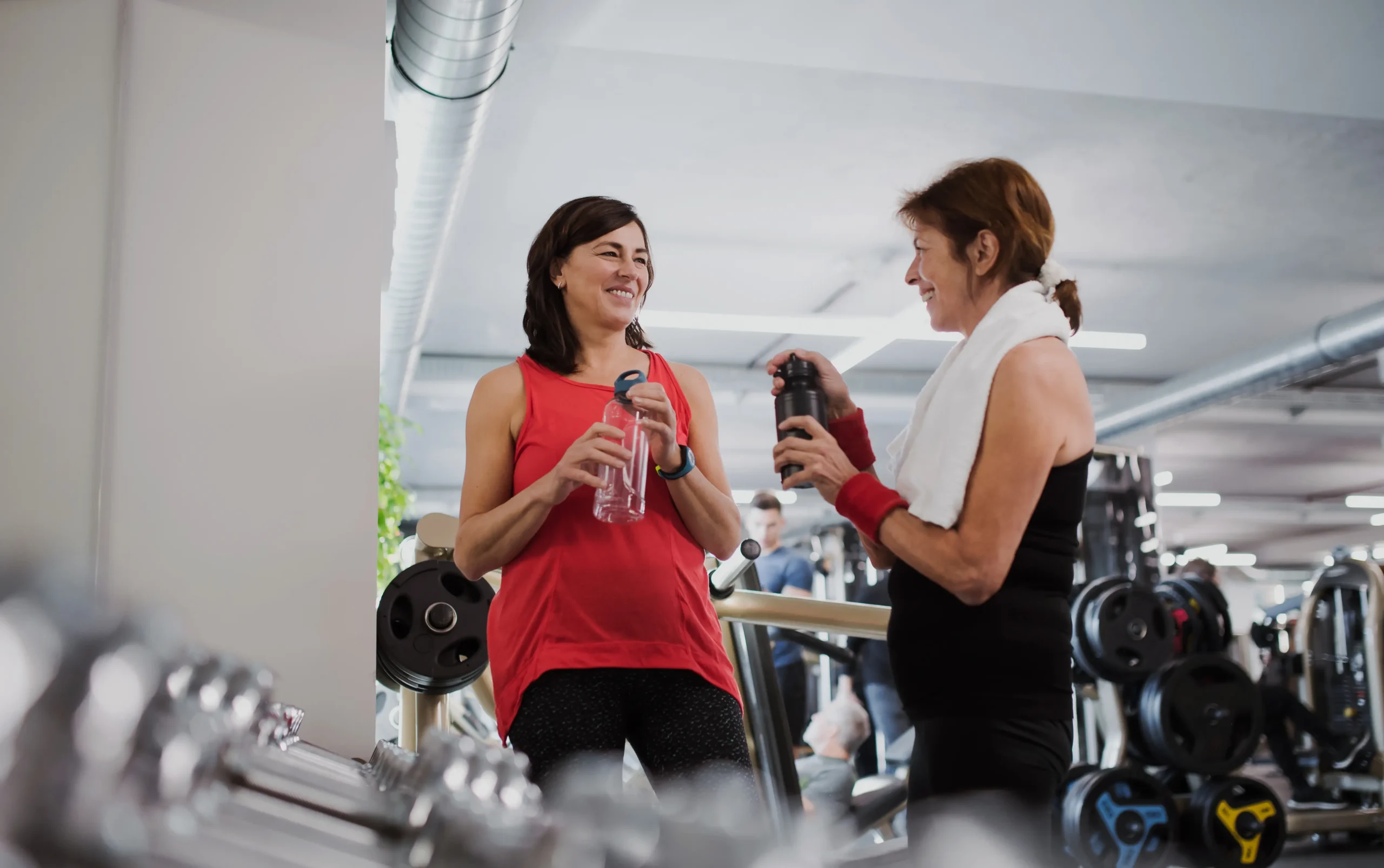 Santé après 40 ans – Entraînement au gym PN Fitness Petite-Nation Gens de plus de 40 ans s’entraînant au gym PN Fitness à Saint-André-Avellin, dans la Petite-Nation, pour préserver leur santé et leur vitalité.