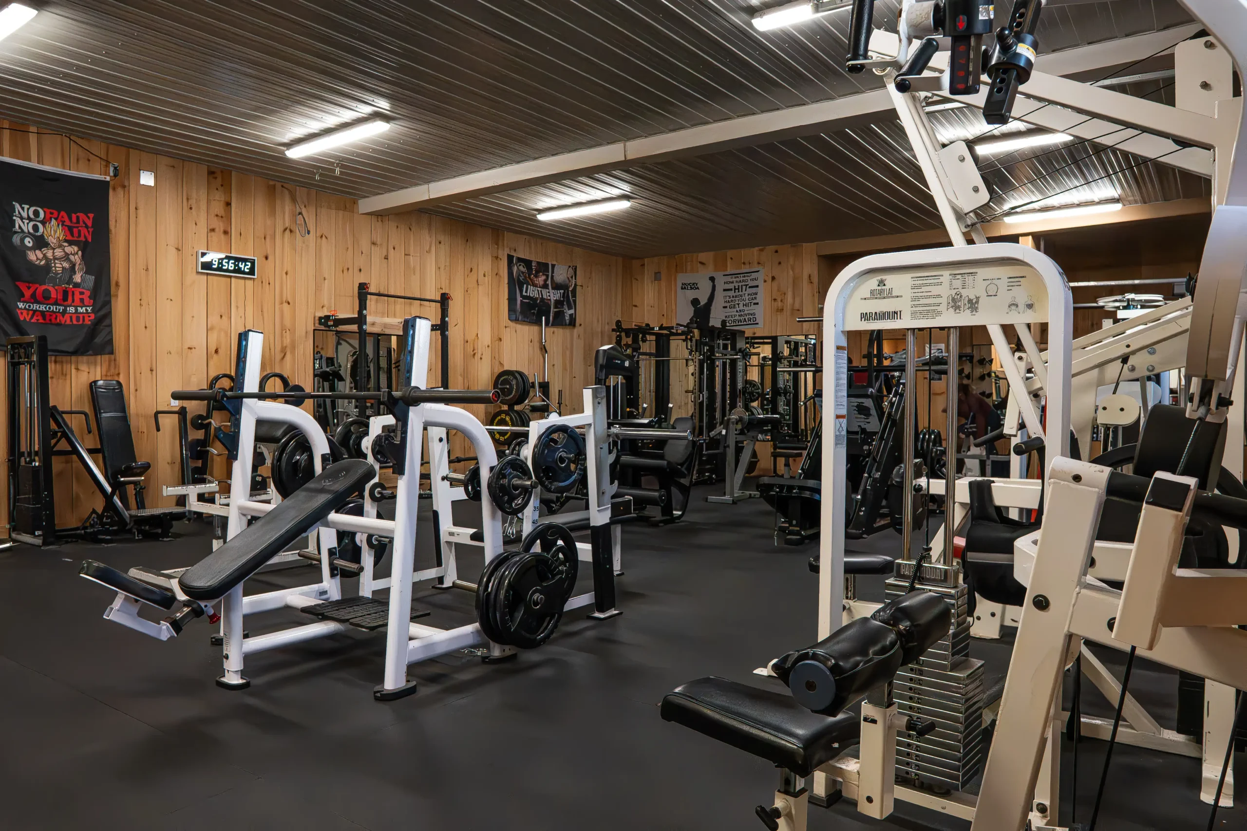 Équipement de musculation au gym PN Fitness à Saint-André-Avellin, dans la Petite-Nation.