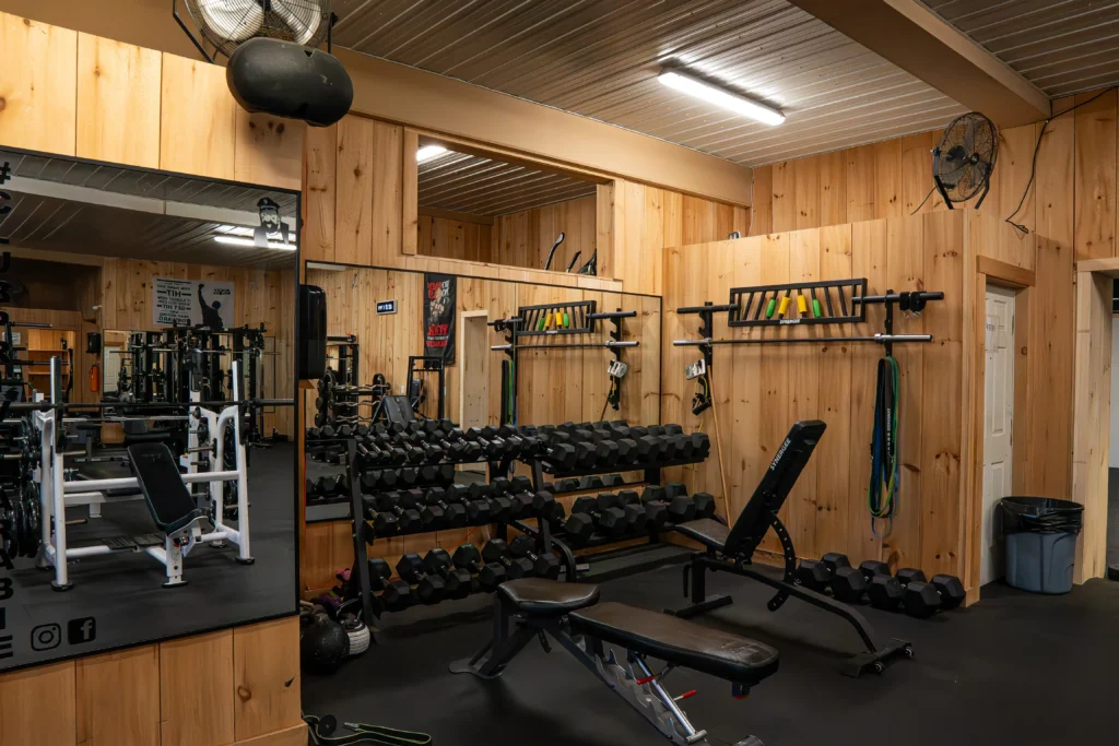 Équipement de musculation au gym PN Fitness à Saint-André-Avellin, dans la Petite-Nation.