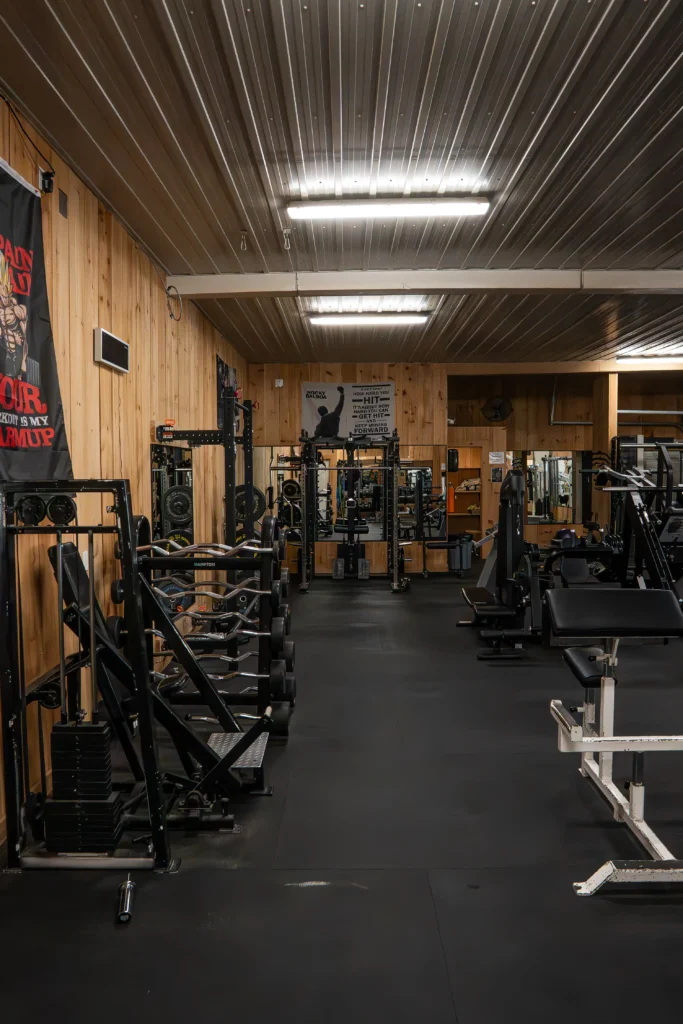 Équipement de musculation au gym PN Fitness à Saint-André-Avellin, dans la Petite-Nation.