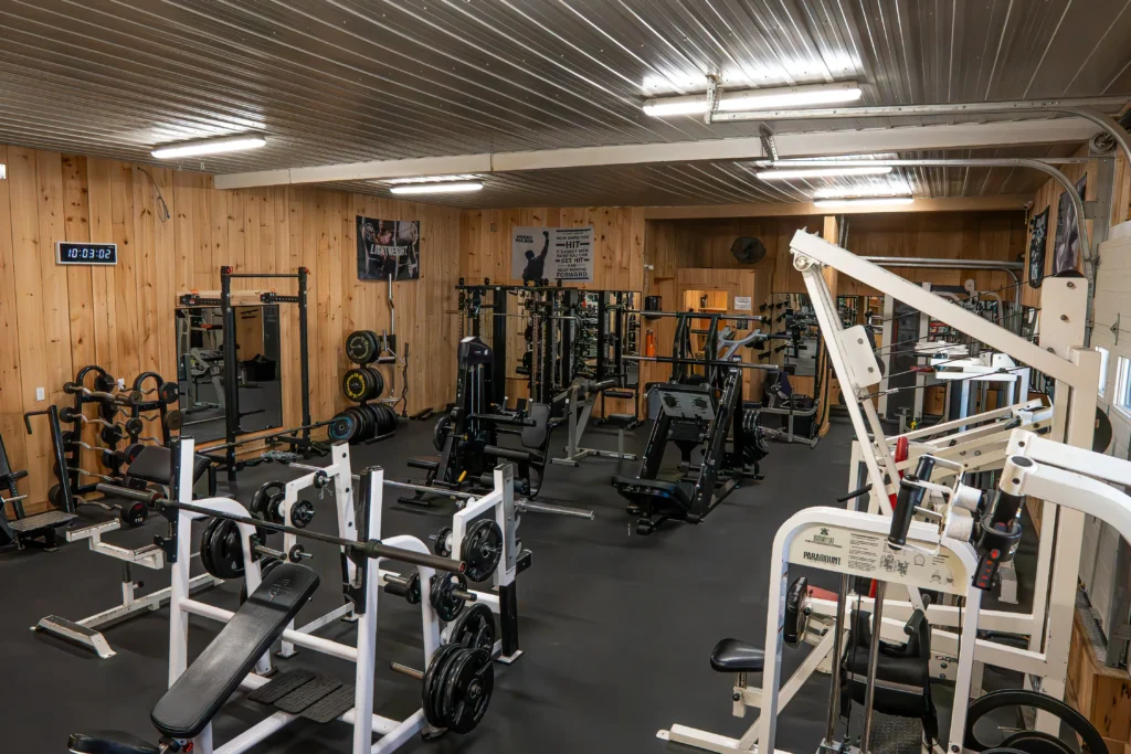 Équipement de musculation au gym PN Fitness à Saint-André-Avellin, dans la Petite-Nation.