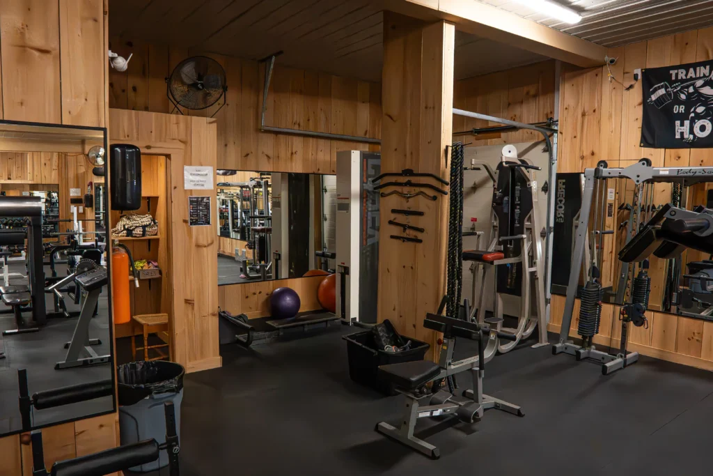Équipement de musculation au gym PN Fitness à Saint-André-Avellin, dans la Petite-Nation.