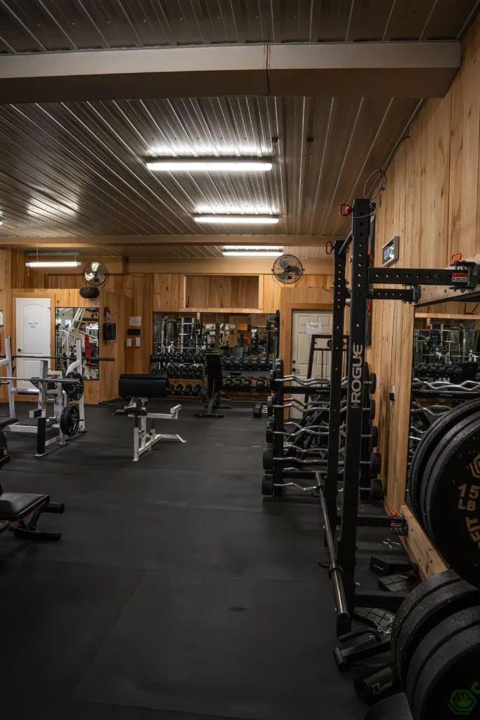 Équipement de musculation au gym PN Fitness à Saint-André-Avellin, dans la Petite-Nation.