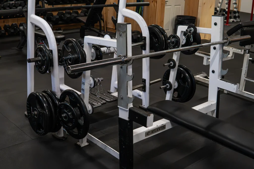 Équipement de musculation au gym PN Fitness à Saint-André-Avellin, dans la Petite-Nation.