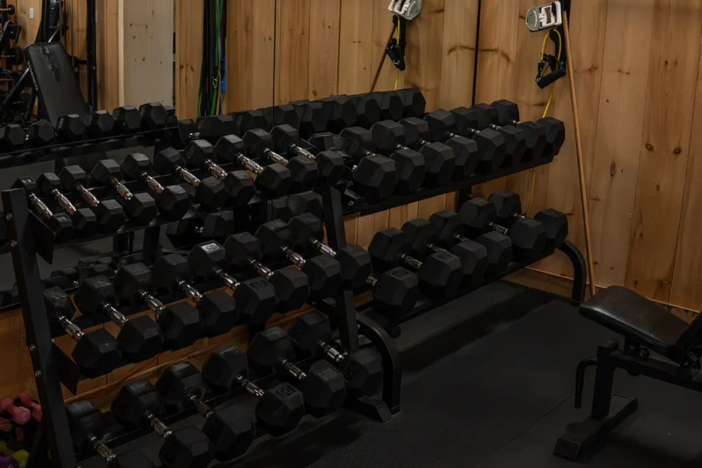Équipement de musculation au gym PN Fitness à Saint-André-Avellin, dans la Petite-Nation.