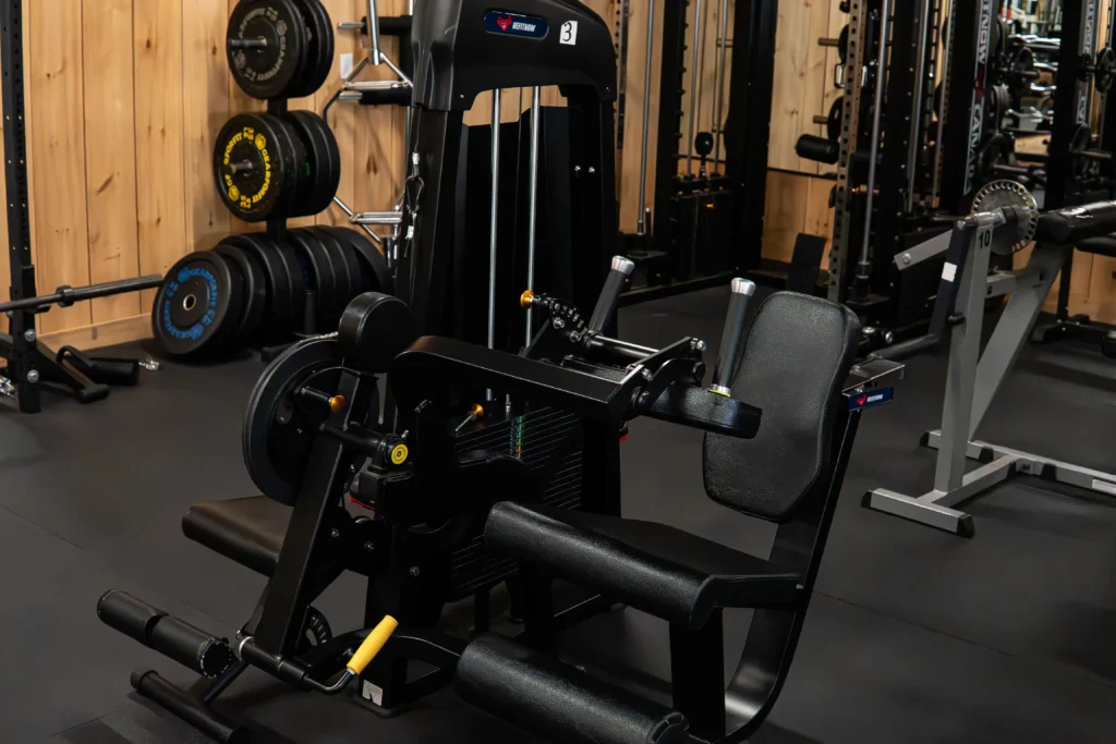 Équipement de musculation au gym PN Fitness à Saint-André-Avellin, dans la Petite-Nation.