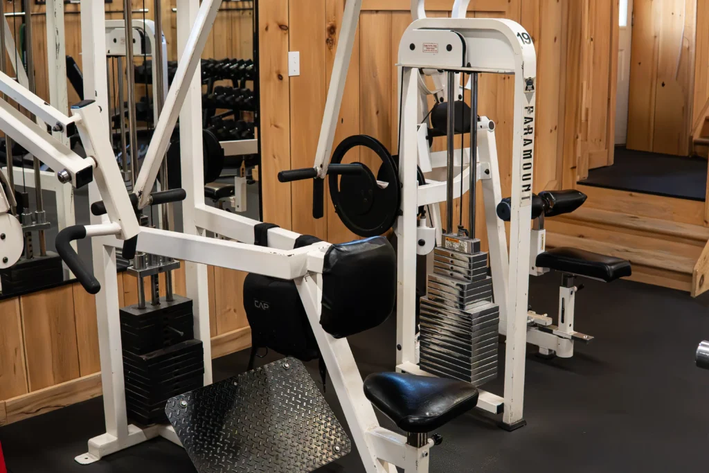 Équipement de musculation au gym PN Fitness à Saint-André-Avellin, dans la Petite-Nation.
