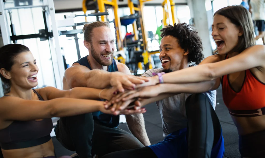 Groupe de membres s’entraînant ensemble au gym PN Fitness à Saint-André-Avellin, dans la Petite-Nation, pour se motiver mutuellement.