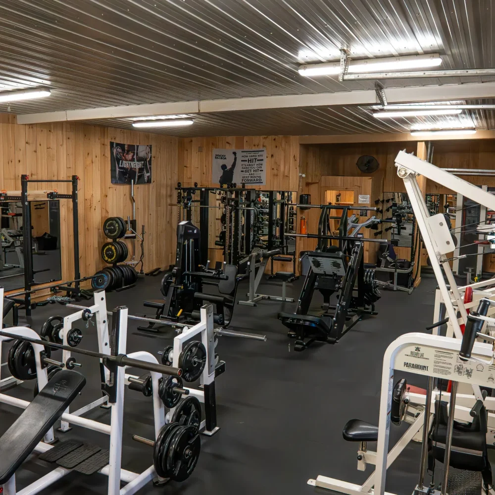 Équipement de musculation au gym PN Fitness à Saint-André-Avellin, dans la Petite-Nation.